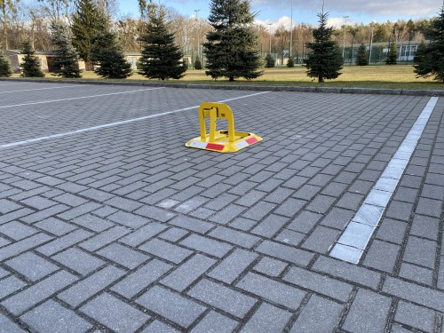 blokada-parkingowa-skladana-klucz-na-parkingu.jpeg