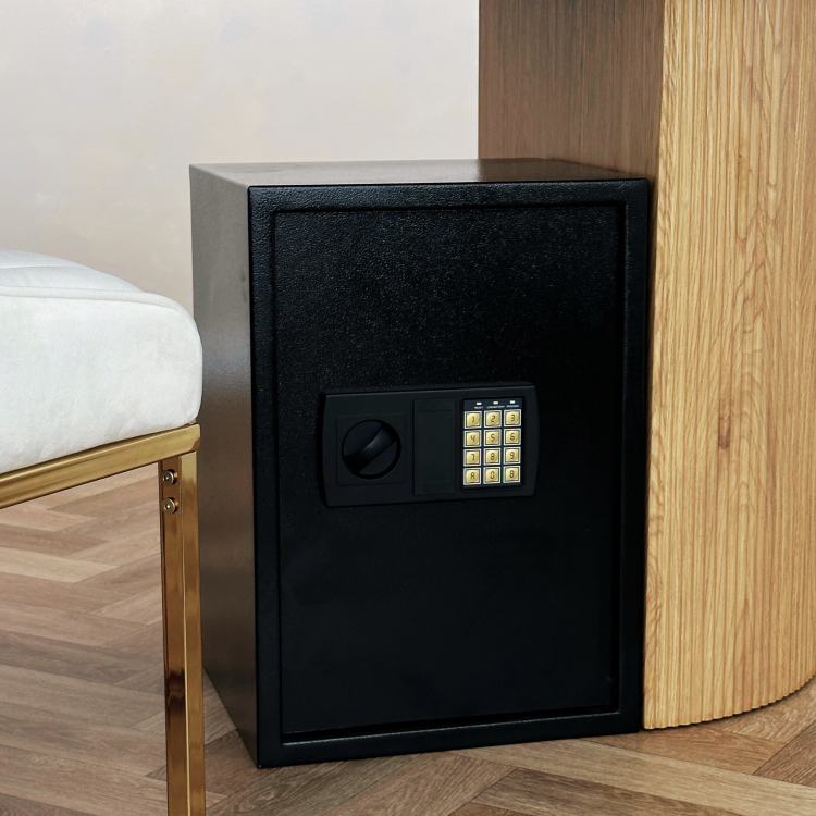 sejf-elektroniczny-MARELLI-SAFE-MS-22-obok-szafy.png