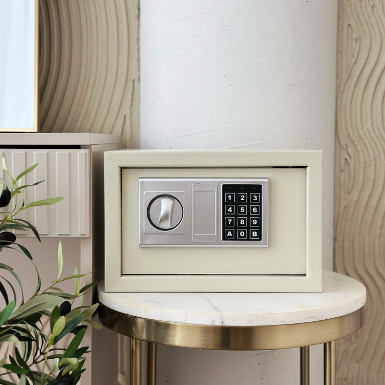 marelli-safe-deforo-11-sejf-elektroniczny-na-stoliku.png
