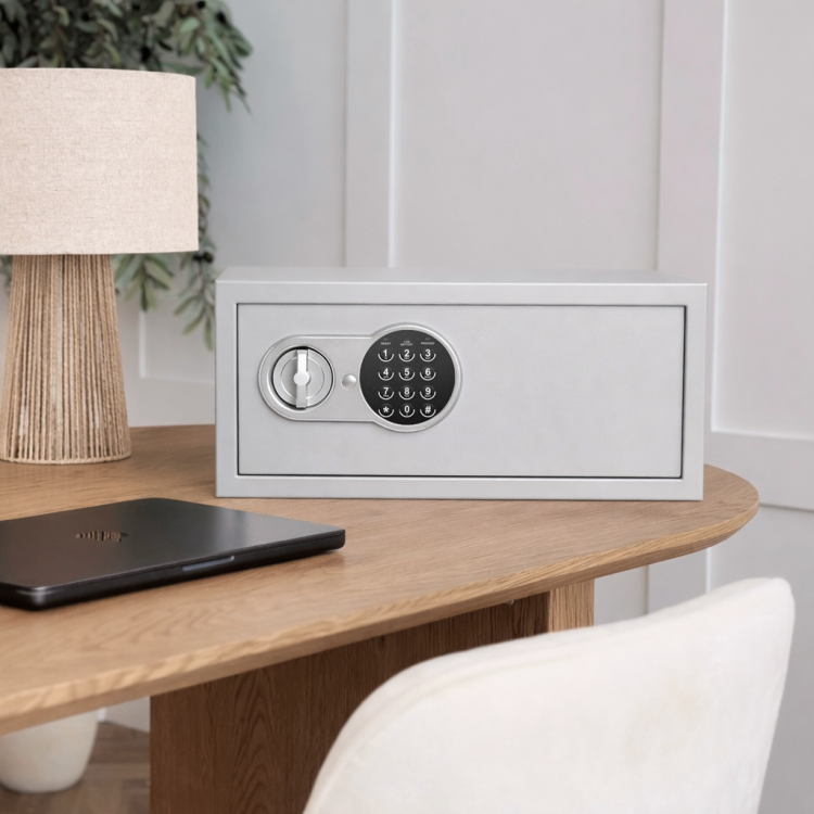 tsf-21-trezorone-sejf-na-laptopa-segregatory-a4-zamek-elektroniczny-total-shopping-na-biurku-z-laptopem-lifestyle-2048x2048.png