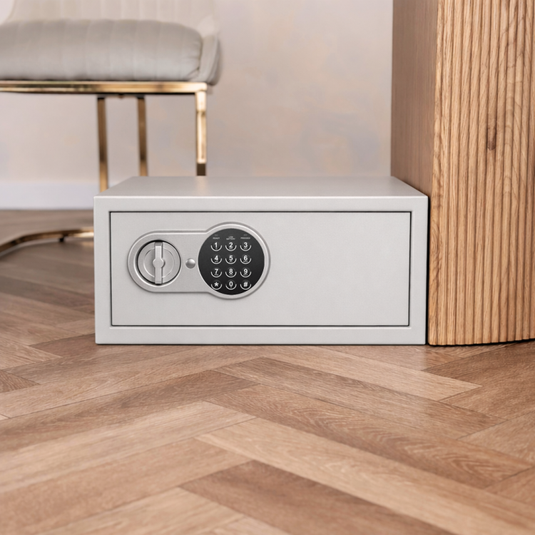 tsf-21-trezorone-sejf-na-laptopa-segregatory-a4-zamek-elektroniczny-total-shopping-na-podlodze-obok-lozka-lifestyle-2048x2048.png