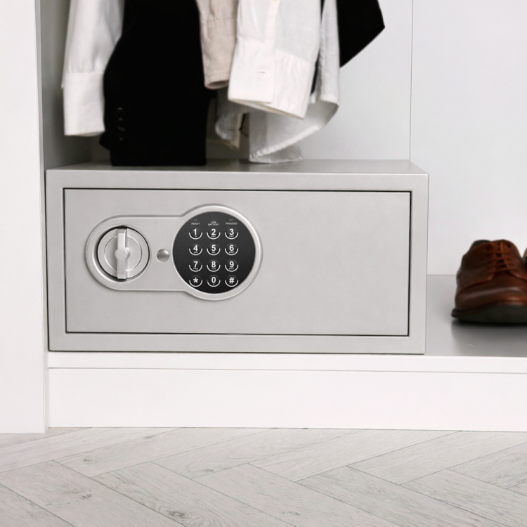 tsf-21-trezorone-sejf-na-laptopa-segregatory-a4-zamek-elektroniczny-total-shopping-w-szafie-garderoba-lifestyle-2048x2048.png