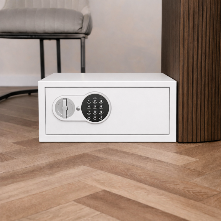 sejf-elektroniczny-ms-21-zecure-2-marelli-safe-przy-lozku-na-podlodze.png