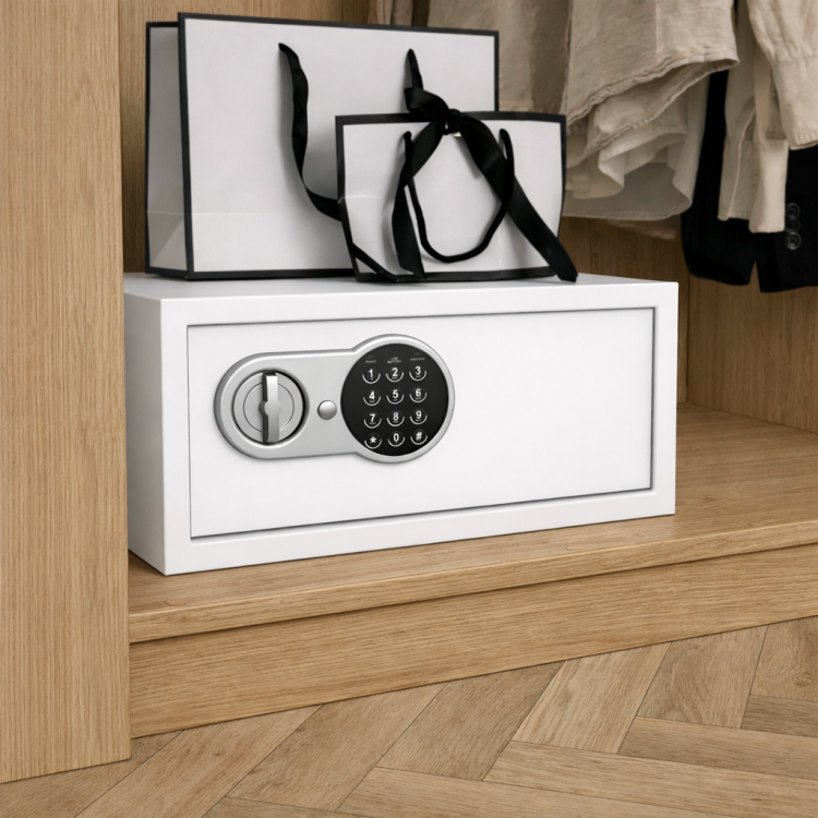 sejf-elektroniczny-ms-21-zecure-2-marelli-safe-w-szafie-z-torbami.png